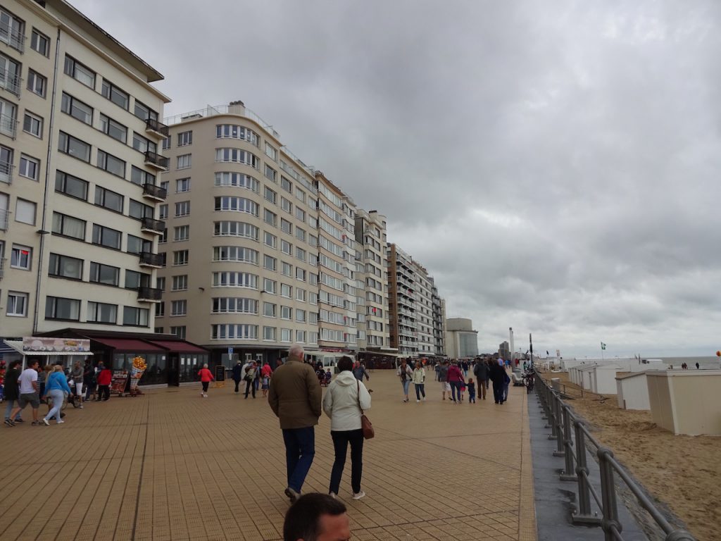 in fast jedem belgischem Seebad ist die Promenade mit viel Beton verunstaltet..