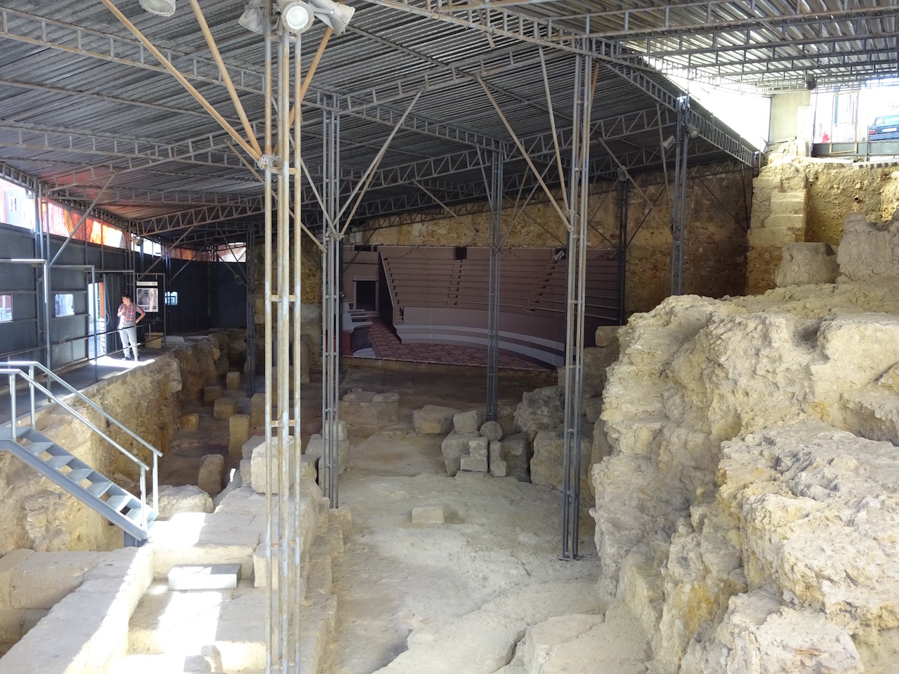 Teatro Romano, ein altes römisches Theater welches bei Ausgrabungen in der Stadt entdeckt wurde