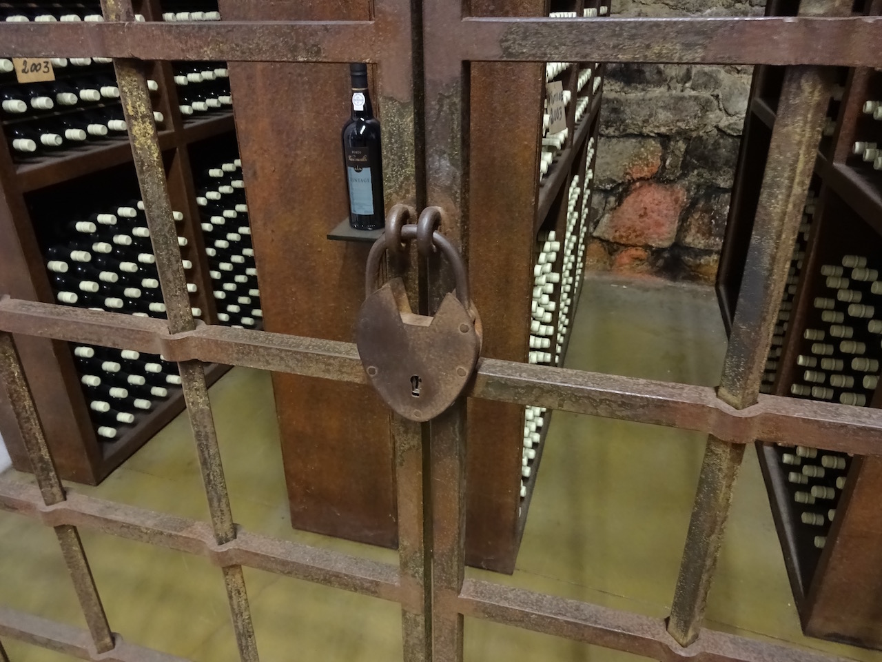 hinter Schloss und Riegel lagert der seltene Vintage Portweine bei der weiteren Reifung in der Flasche 
