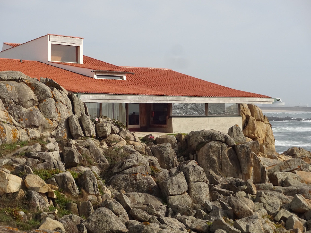 ein Sterne Restaurant in die Felsen eingebunden - die Architekten haben schon sehr eigenartige Ideen