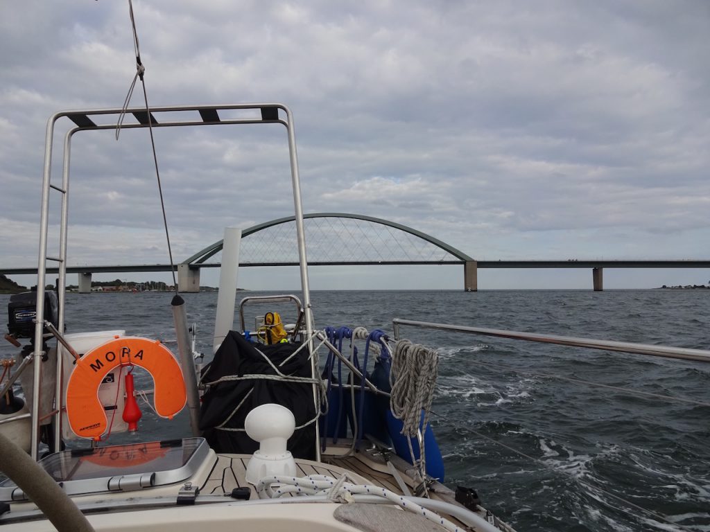 die Fehmarn Sund Brücke liegt achteraus